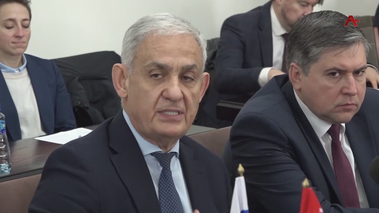 Вопросы социально-экономического сотрудничества Абхазии и России обсудили премьер-министр республики Владимир Делба и замминистра Минэкономразвития России Сергей Назаров