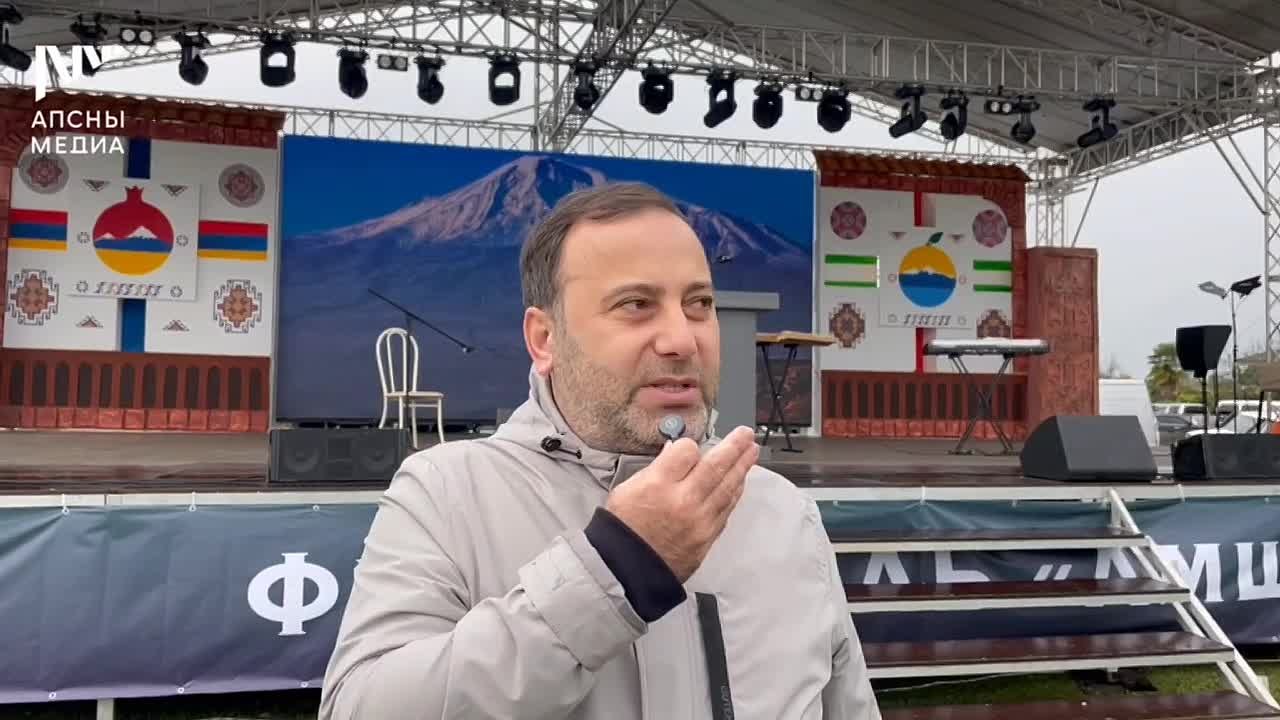 Фестиваль армянской культуры «Амшен» посетили вице-президент Беслан Бигвава, мэр города Сухума Тимур Агрба, члены Правительства и депутаты Парламента