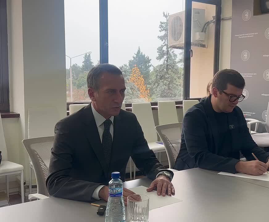 Олег Барциц вручил медаль "За заслуги" Министерства иностранных дел Абхазии послу по особым поручениям в Италии Вито Гриттани