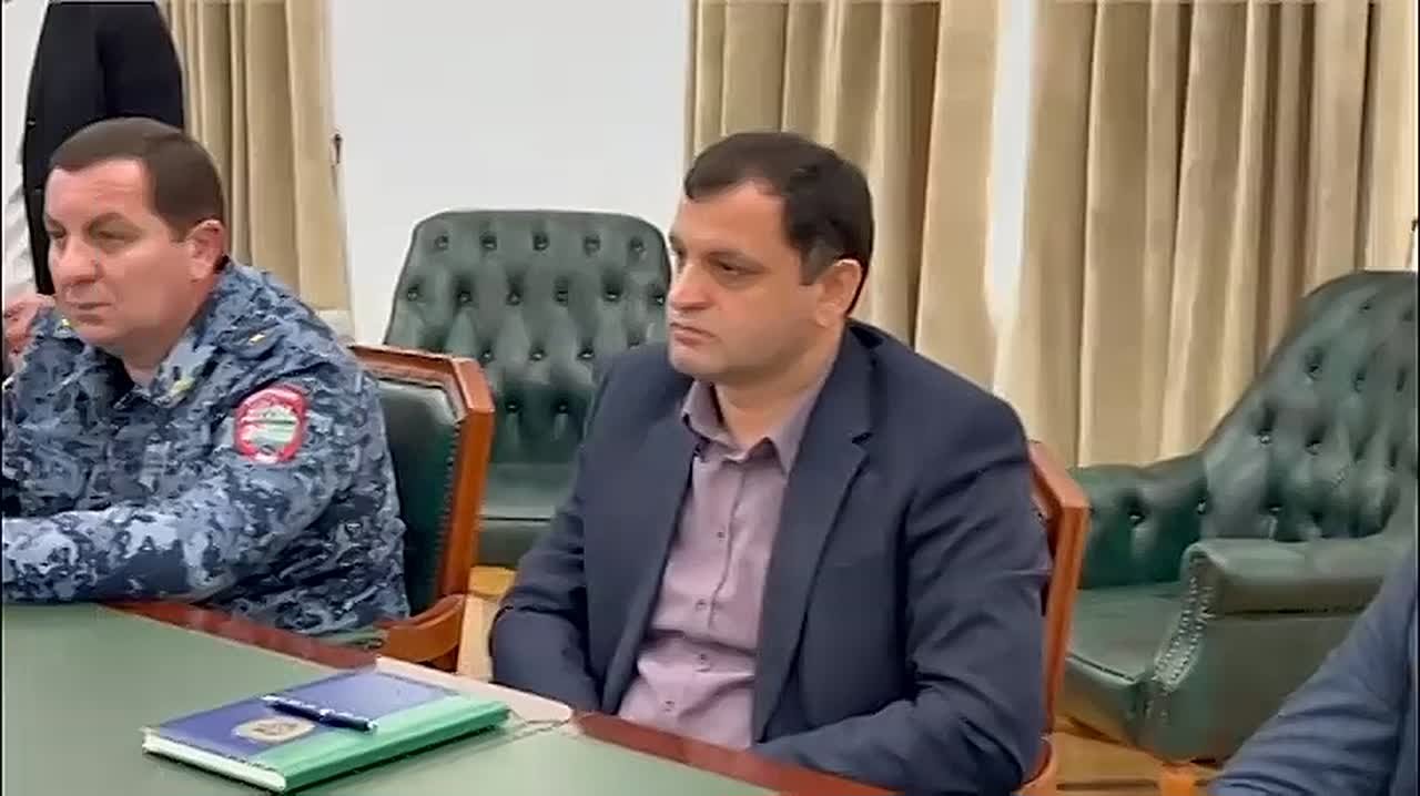 Подозреваемые были задержаны накануне ночью и доставлены в изолятор временного содержания СГБ, сообщил президенту генпрокурор Адгур Агрба