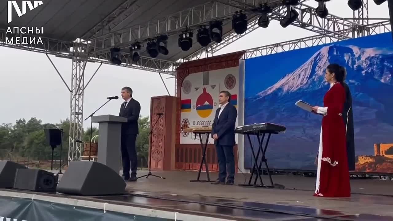 Глава администрации Очамчырского района Алхас Кация зачитал поздравление от имени президента Бадры Гунба