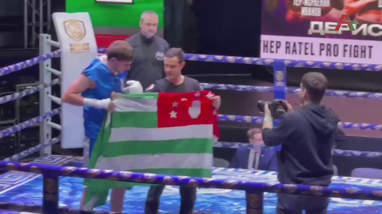 Асуа боксиорца Дмитри алаваниеи Константин Барцыци аиааира ргеит Москва аалаь имаысыз апрофессионалт бокст хылаз аны