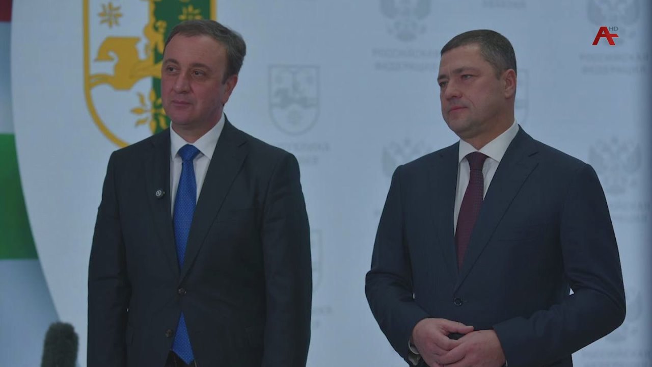 Асни сковти аобласти русеицуразы аишаара рнапы аарит аыза-министр Владимир Делбеи агубернатор Михаил Ведерникови