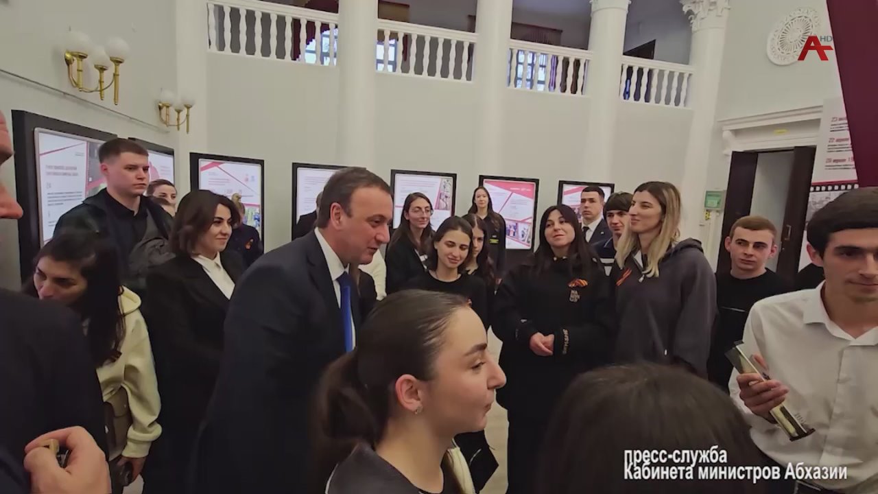 После торжественного открытия форума Владимир Делба встретился с участниками из Абхазии