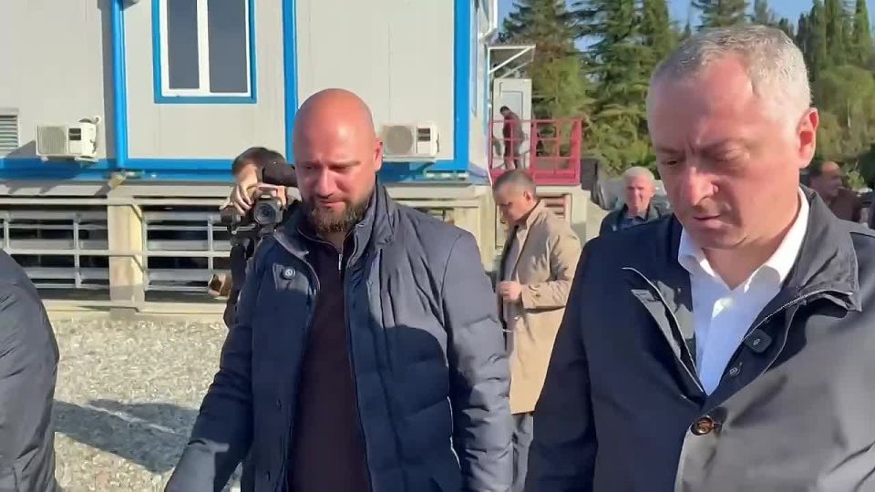 Президент Бадра Гунба осмотрел ход ремонтных работ на подстанции в селе Алахадзы Гагрского района