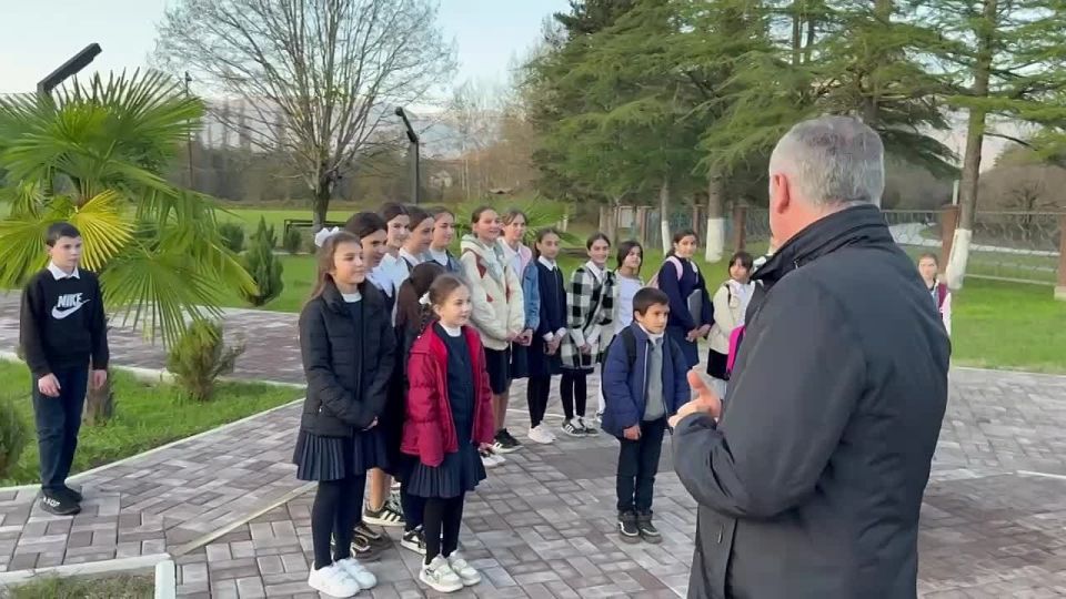 Президент Абхазии Бадра Гунба посетил среднюю школу села Абгархук Гудаутского района, где ознакомился с ходом ремонтных работ