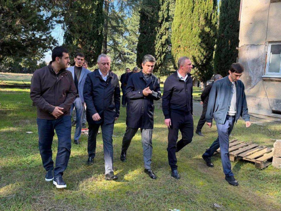 Президент Абхазии проинспектировал ремонт школы в Цандрыпше