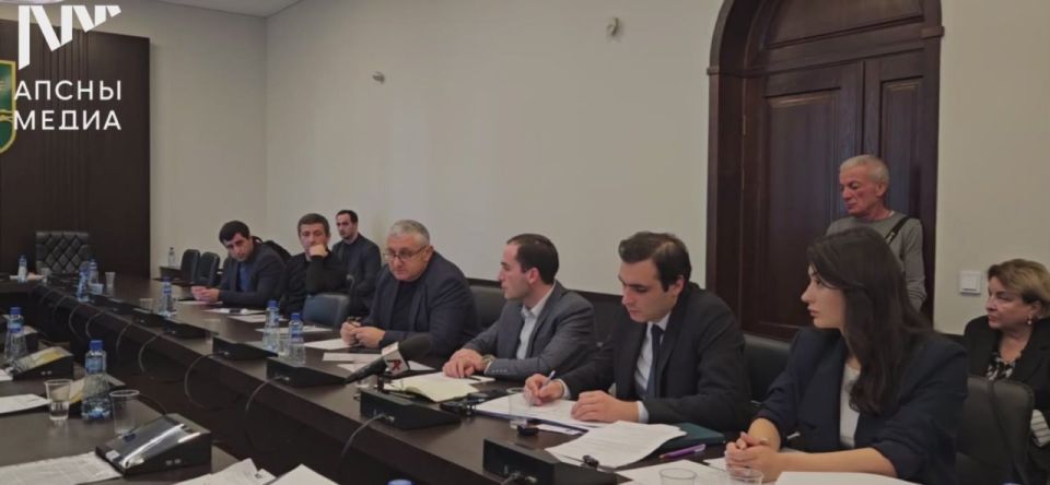 Председатель парламентского комитета по бюджету Беслан Халваш считает, что «до принятия каких-то решений технического характера физическим лицам уже нельзя повышать плату за электроэнергию»