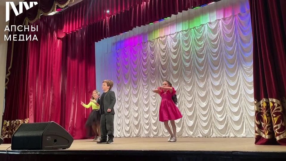 В Гагрском Доме культуры им. Томаса Кокоскира проходит отборочный тур проекта «Народная сцена», который направлен на поиск талантов