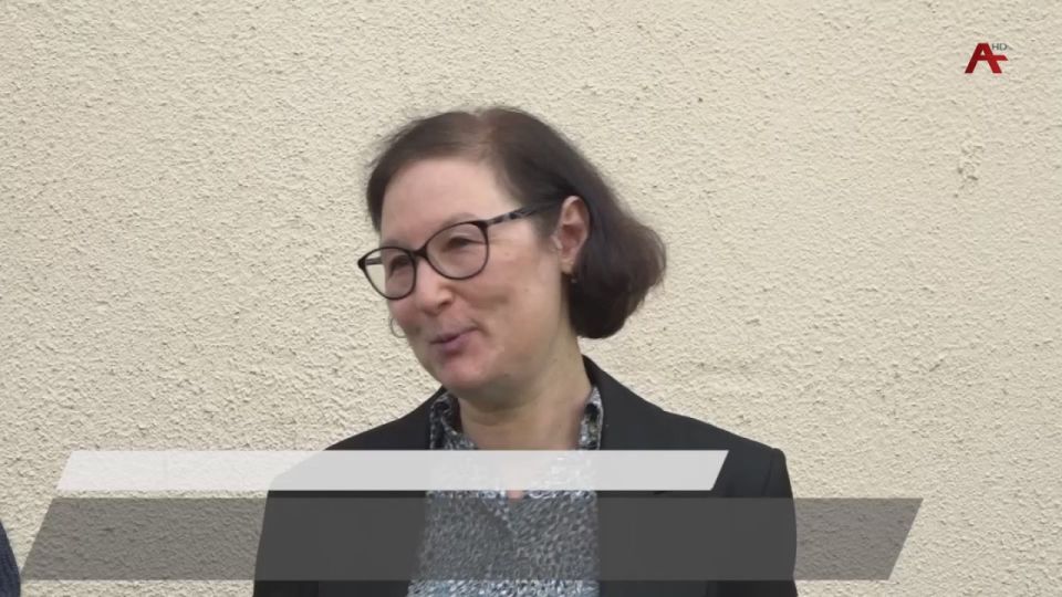 На пересечении столичных улиц Чачба и проспекта Аиааира, на фасаде дома, где жила Александра Шакрыл, первый палеоботаник СССР, патриот и выдающийся ученый, установили мемориальную доску