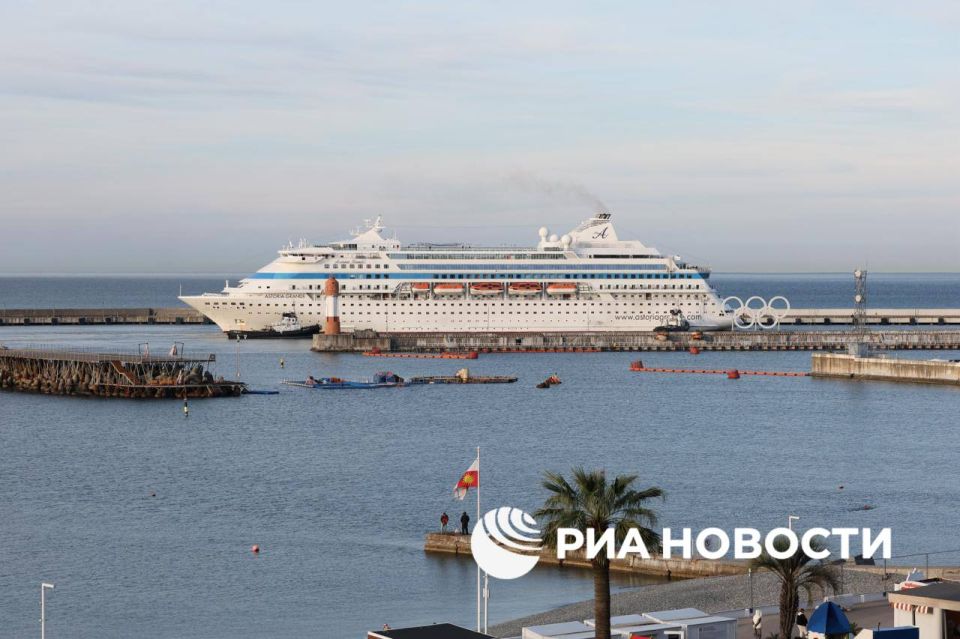 Лайнер Astoria Grande, не получивший разрешения на швартовку в Стамбуле, вернулся в Сочи
