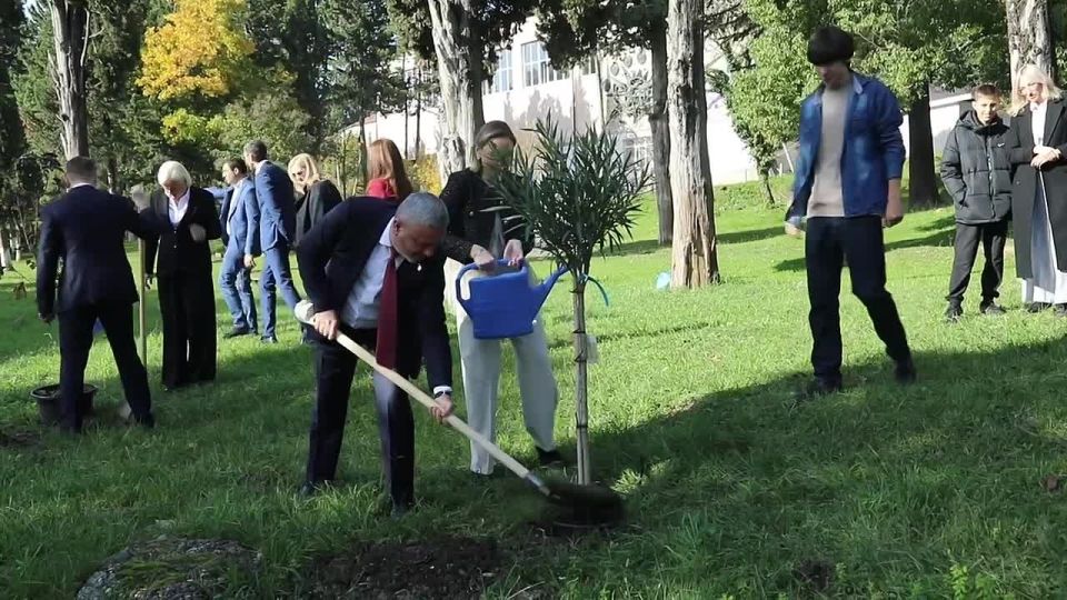Акция «Закладка Аллеи Дружбы» прошла в парке Надежды Курченко в Сухуме