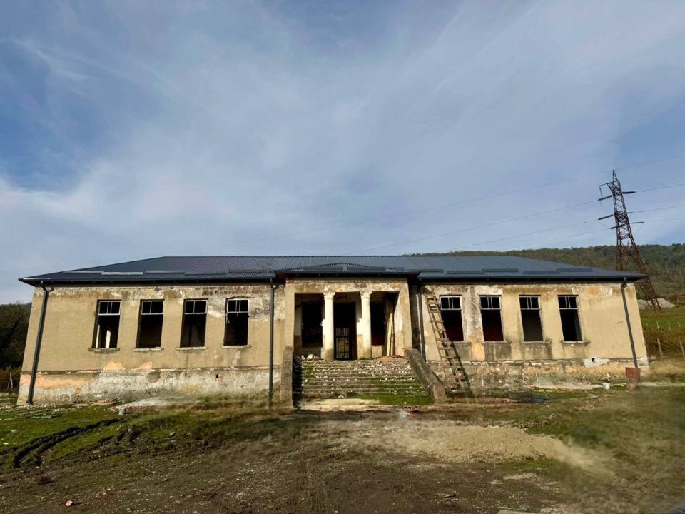 Капитальный ремонт крыши бывшего здания администрации завершен в Баслате