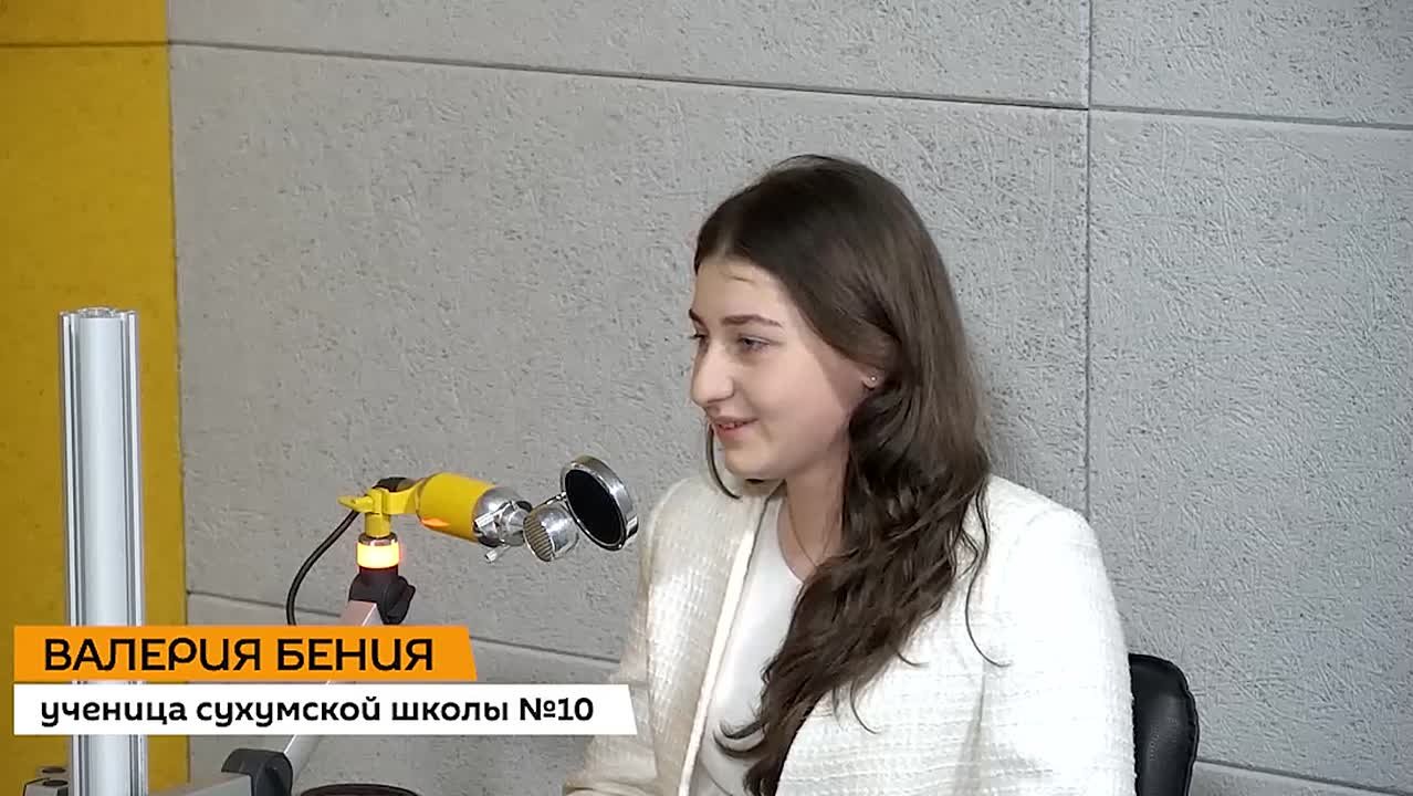 Весь интерес игры "Умницы и умники" в том, что нужно думать логически, так как порой ответ лежит на поверхности, рассказала в интервью радио Sputnik ученица школы №10 Валерия Бения