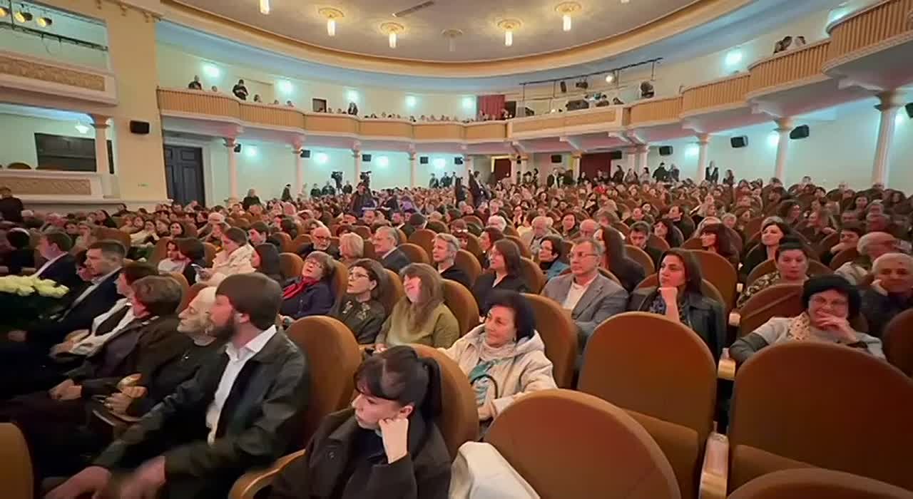 Президент посетил концерт в честь 95-летия Сухумского музучилища