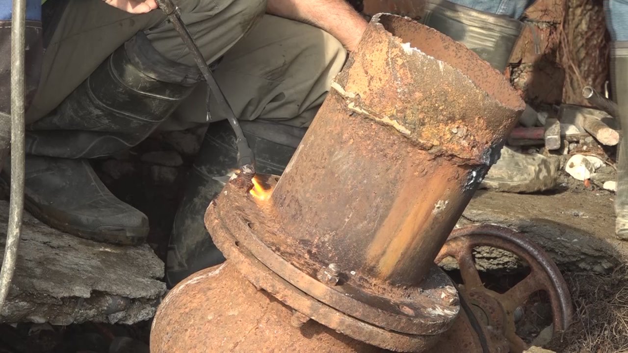 «Водоканал» продолжает ликвидировать последствия аварии на улице Братьев Зантария