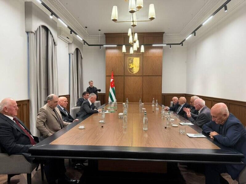 Бадра Гунба и Беслан Бигвава встретились с депутатами Парламента I созыва