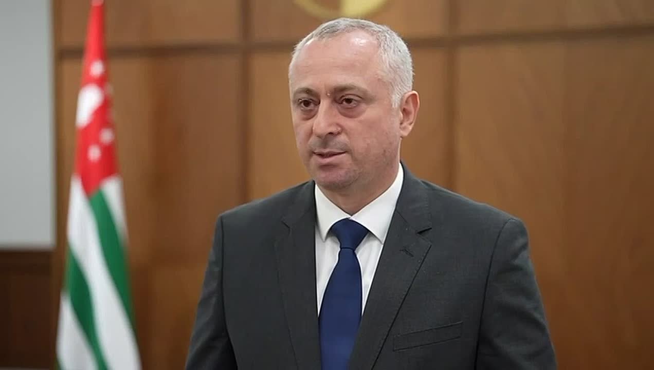 Президент Бадра Гунба в интервью руководителю «Апснымедиа» Роберту Джопуа прокомментировал появившуюся в СМИ информацию о возбуждении уголовного дела Следственным управлением УВД по городу Сочи в отношении трех граждан..