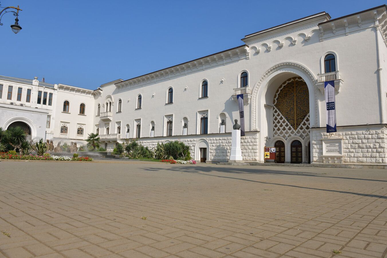 Артисты Абхазского драмтеатра спели в аэропорту Сочи во время атаки дронов