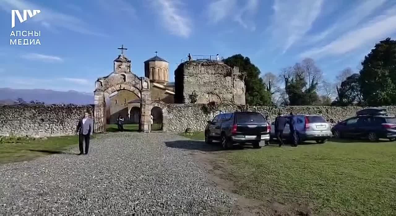 Президент Бадра Гунба и первый заместитель руководителя Администрации президента РФ Сергей Кириенко прибыли в с. Мыку на презентацию проектов спортивно-туристического кластера "Маршруты здоровья"