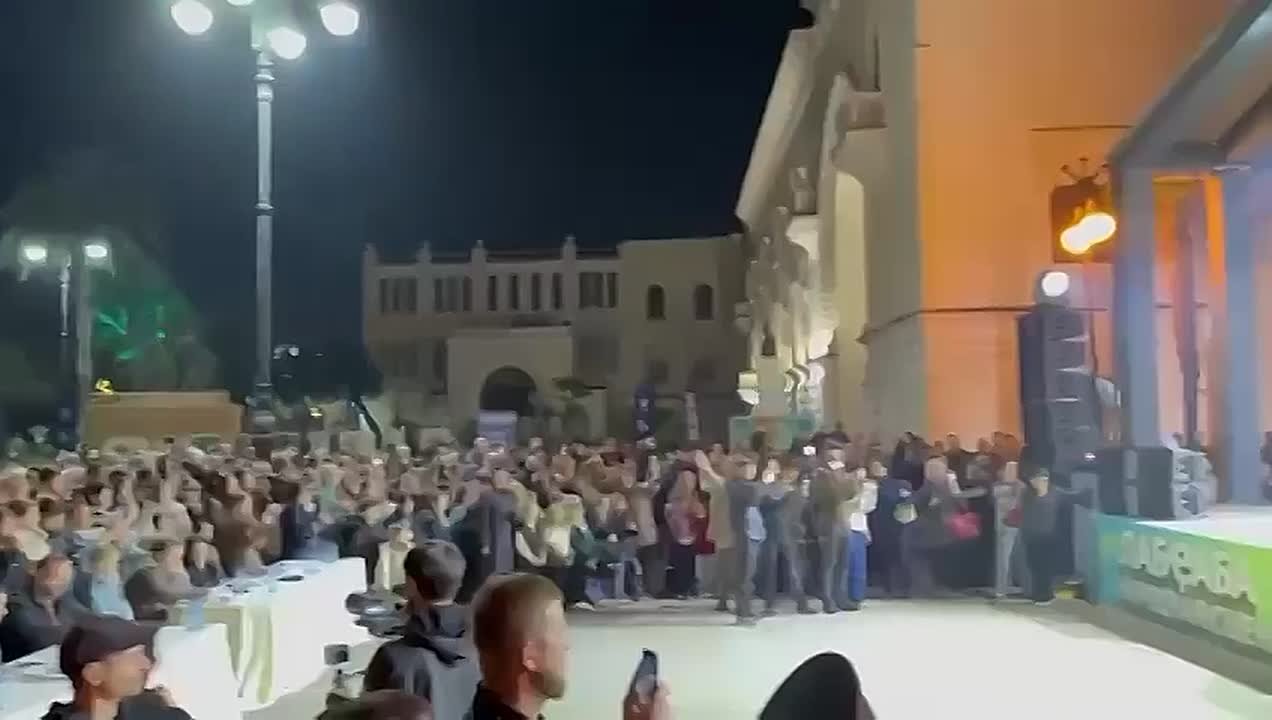 Бадра Гунба и Сергей Кириенко посетили концерт проекта «Народная сцена – Лабаба» в Сухуме