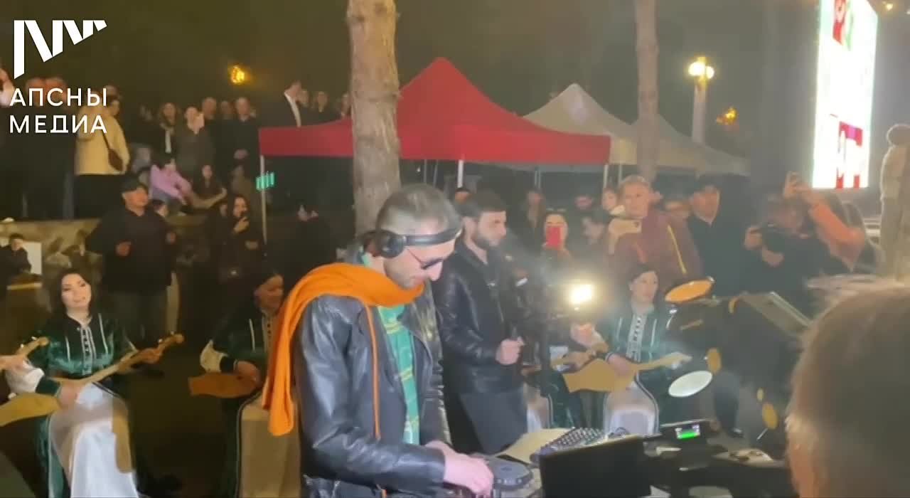 Президент Бадра Гунба и первый заместитель руководителя Администрации Президента Российской Федерации посетили гастрономический фестиваль, который проходит на Набережной махаджиров