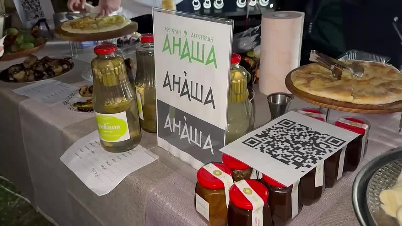 Бадра Гунба и Сергей Кириенко посетили осенний гастрофестиваль на набережной Сухума