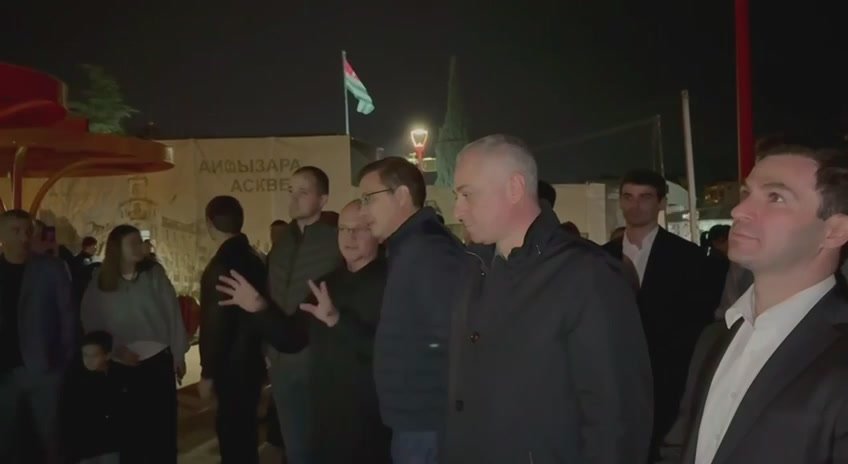 Бадра Гунба и Сергей Кириенко посетили сквер в Новом районе Сухума