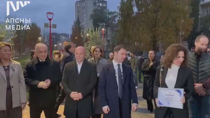В Новом районе Сухума открыли современный сквер