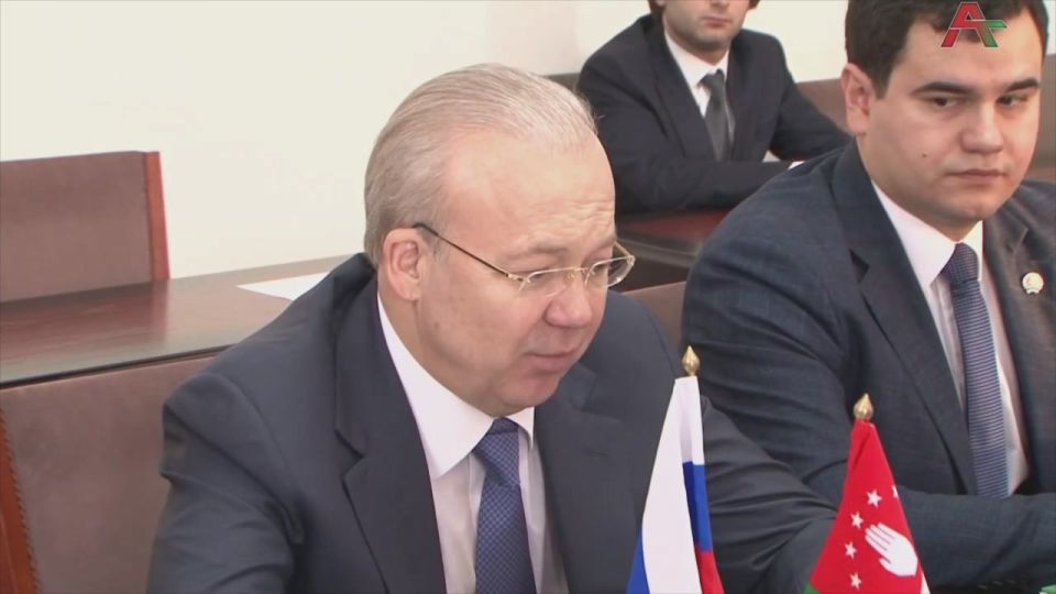 В рамках визита в Абхазию премьер-министр Республики Башкортостан Андрей Назаров в сопровождении премьер-министра Абхазии Владимира Делба побывал на набережной Сухума