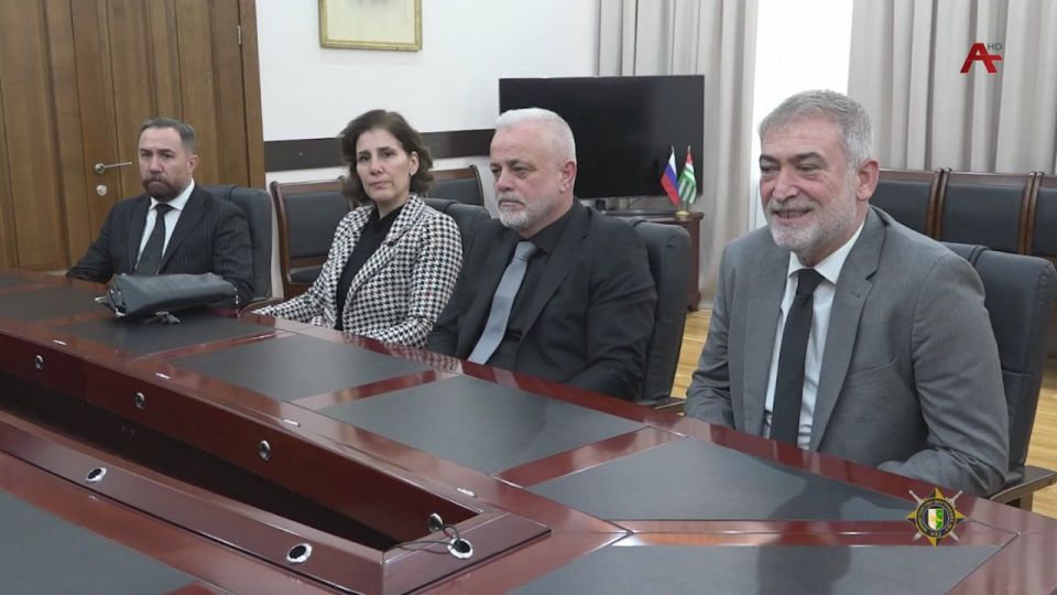 Вице-премьер, министр внутренних дел Абхазии Роберт Киут принял делегацию соотечественников из Турции во главе с новым руководителем Федерации абхазских культурных центров Явузом Атрышба