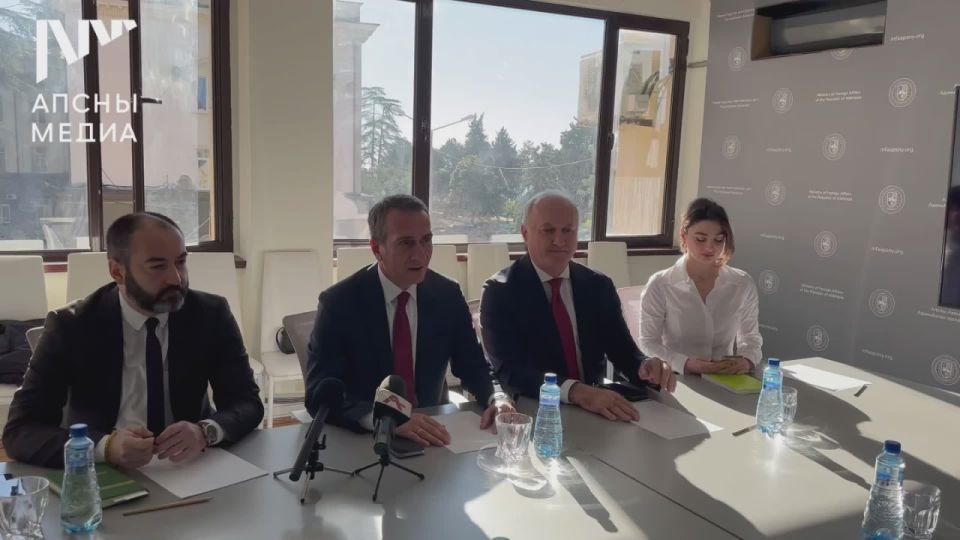 Министр иностранных дел Олег Барциц принял делегацию соотечественников из Турции во главе с новым руководителем Федерации абхазских культурных центров Явузом Атрышба