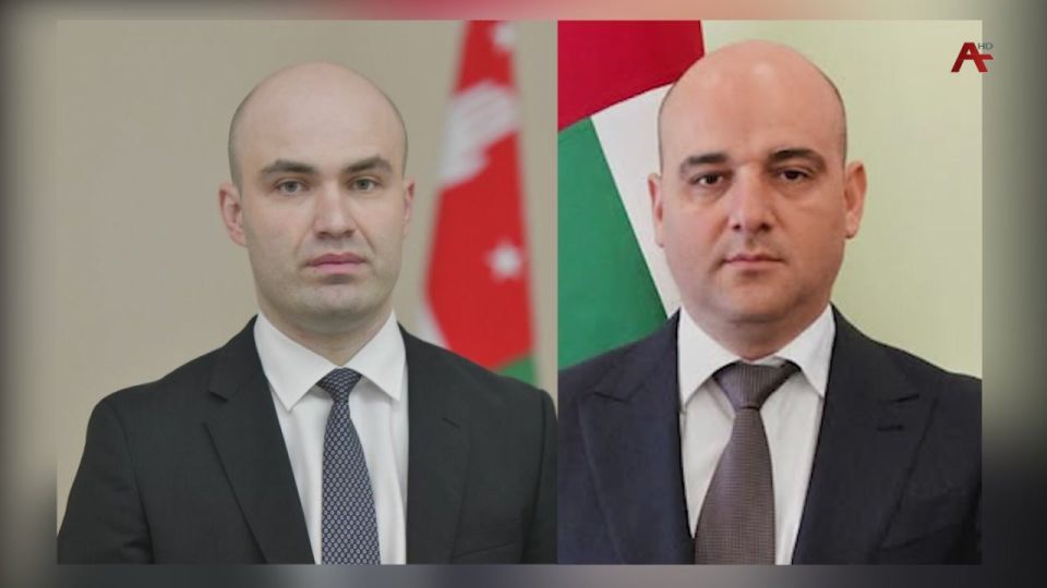 Спикер Народного Собрания Лаша Ашуба от имени депутатов поздравил председателя Службы Госбезопасности Дмитрия Дбар и сотрудников СГБ с профессиональным праздником