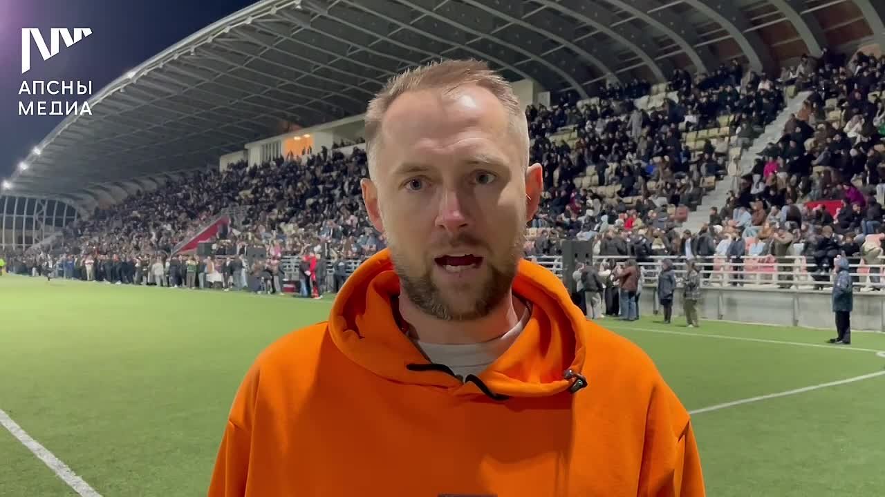 Второй тайм начался.. Ведущий и комментатор ФНЛ Павел Ботов отметил, что сборная ФНЛ сотворило чудо забив голы