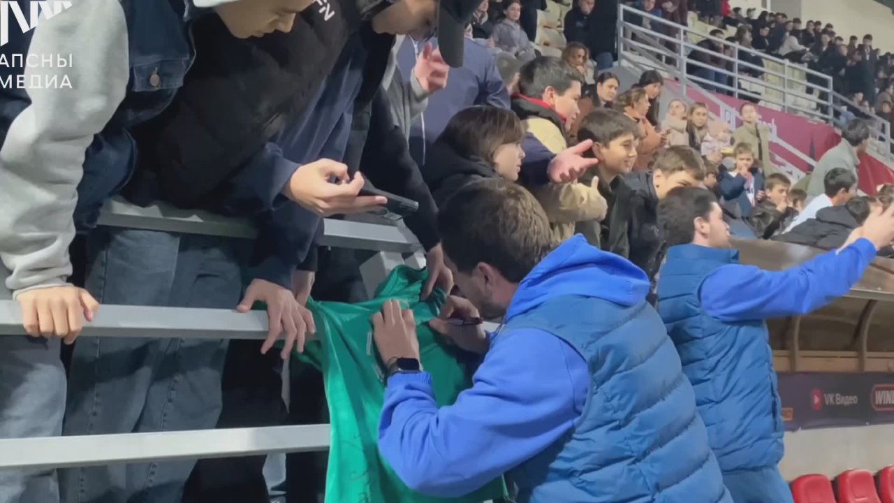 На сухумском стадионе «Динамо»в началась торжественная церемония открытия матча между сборными Медиалиги и Футбольной национальной лиги