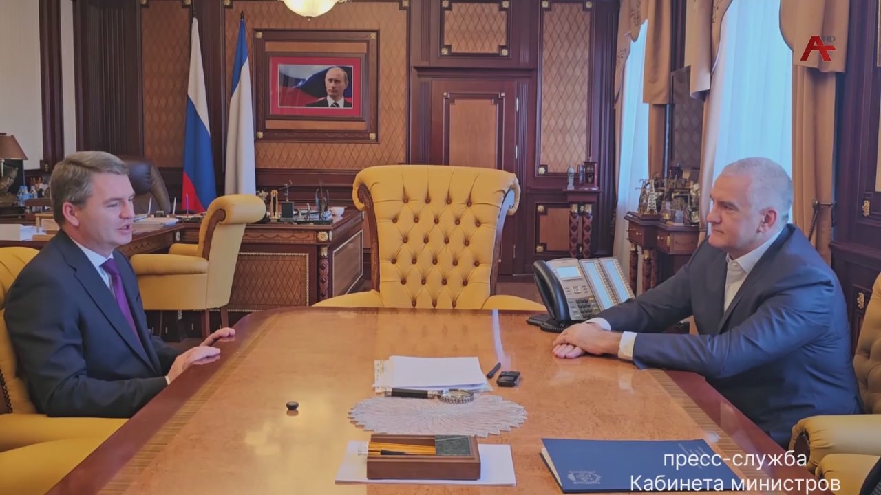 До начала заседания глава Республики Крым Сергей Аксёнов принял вице-премьера Абхазии Джансуха Нанба