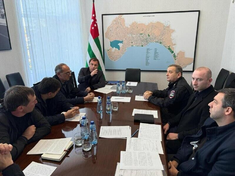 Более 350 случаев незаконного подключения к электросетям зафиксировано с июля в Сухуме, изъято 79 аппаратов для добычи криптовалюты, сообщил на совещании оперштаба по борьбе с майнингом замглавы столичной администрации Инал Авидзба