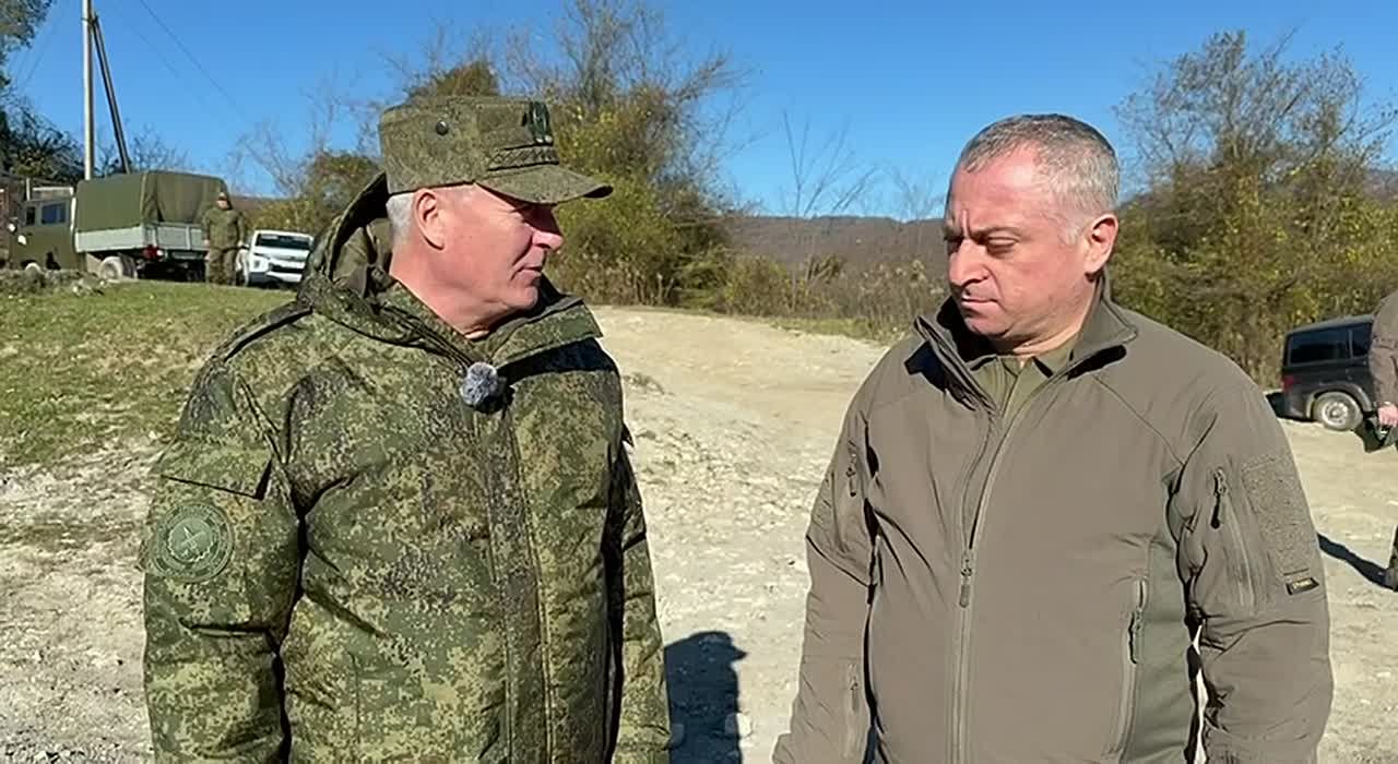 Главнокомандующий Вооруженными силами Республики Абхазия, Президент Бадра Гунба прибыл в один из полигонов Министерства обороны, где проходят занятия на оперативно-мобилизационный сбор с руководящим составом