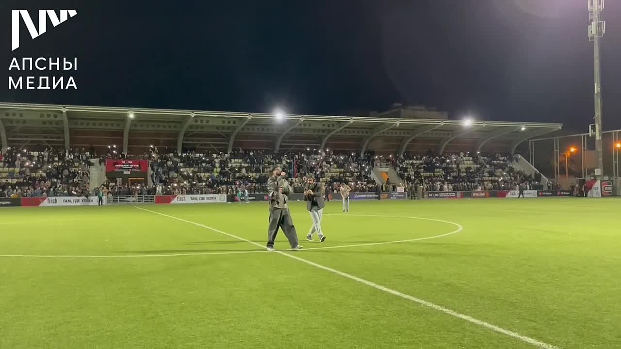 Пока футболисты готовятся ко в второму тайму для зрителей поёт Janil Natas