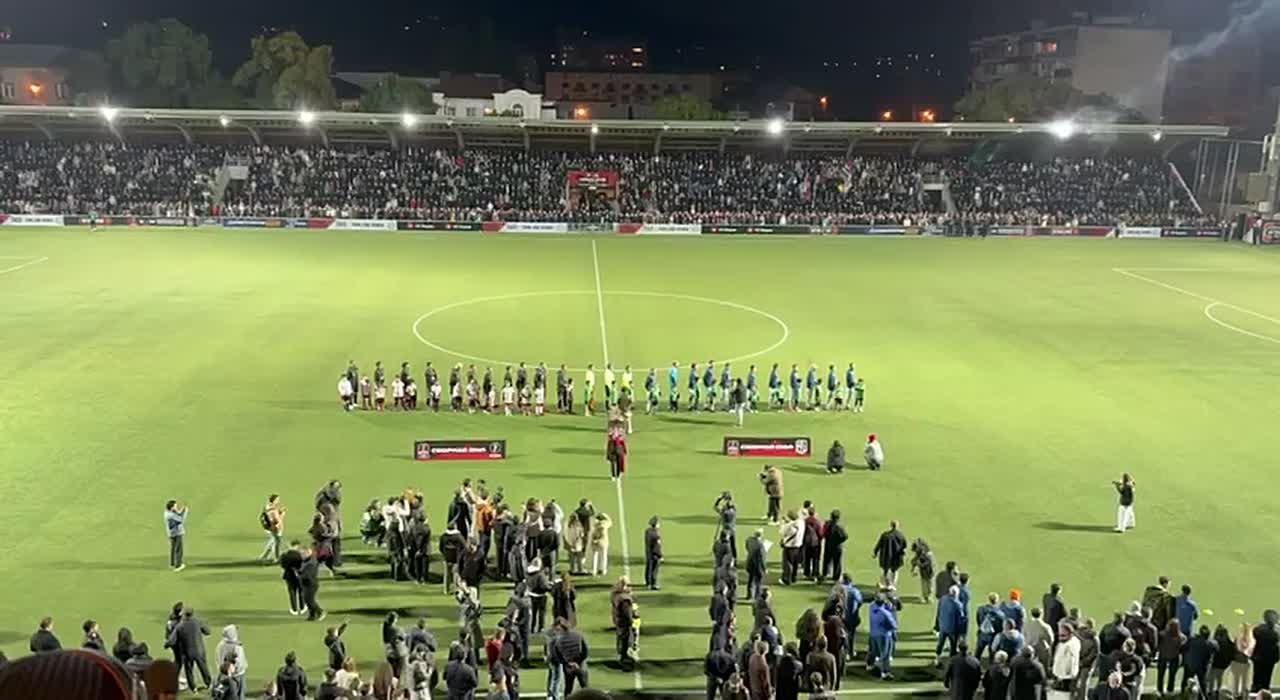 На сухумском стадионе «Динамо» проходит встреча между сборными Футбольной национальной лиги и Медиалиги