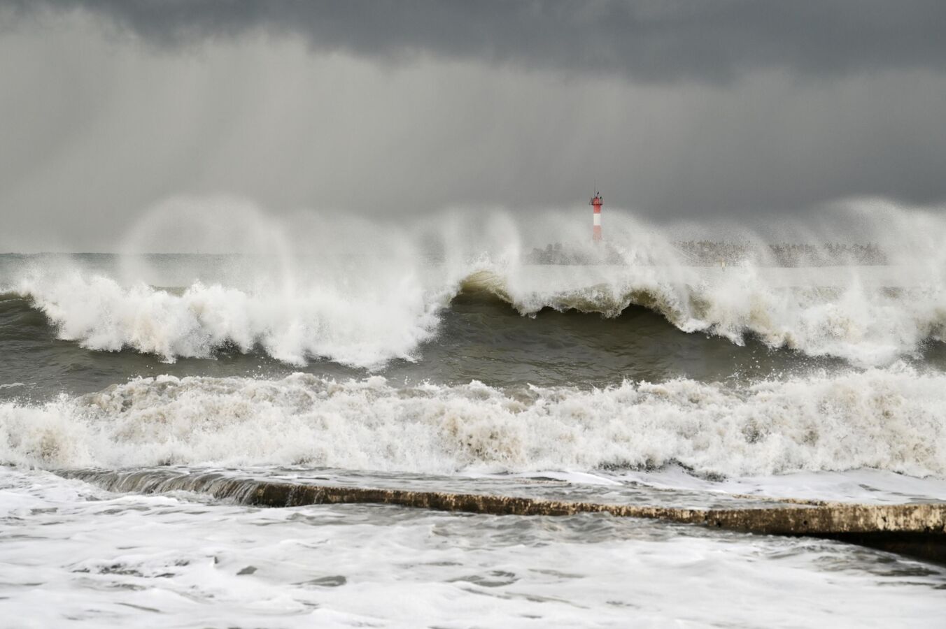 Автофургоны российских туристов унесло в море в турецком Кемере