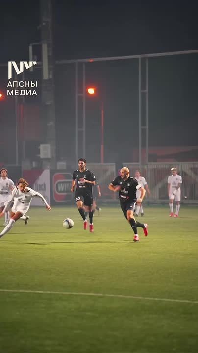 Сухум принял большой футбол - профессионалы против медийных звезд