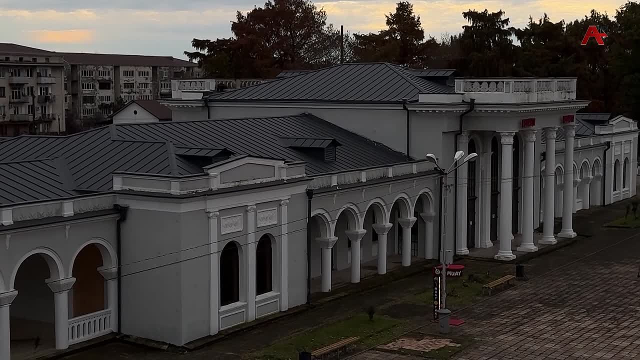 Железнодорожный вокзал Гудауты заметно преображается