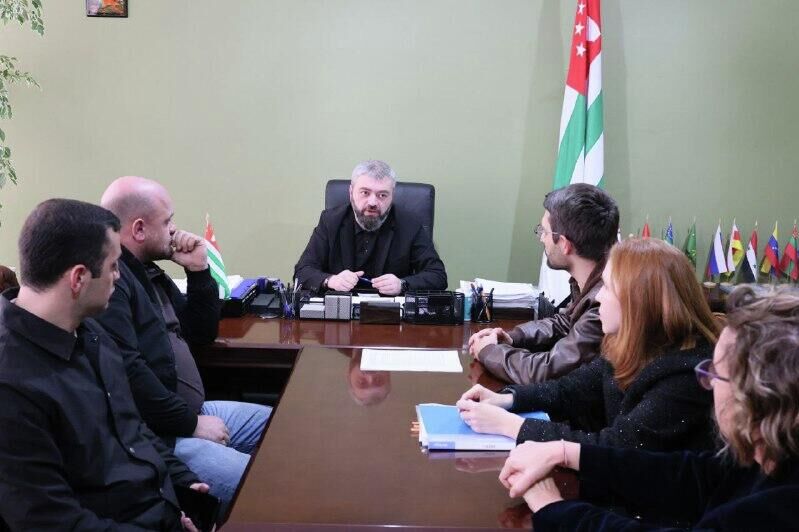 Внедрение школьных экскурсий для вовлечения детей в изучение культуры, природы и истории Абхазии предложили в Минтуризма на встрече главы ведомства с экскурсоводами