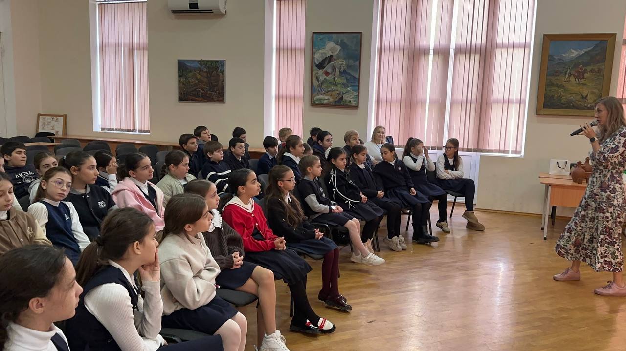 Мастер-классы по волшебству: Анна Гончарова поделилась с юными читателями из Сухума секретами творчества