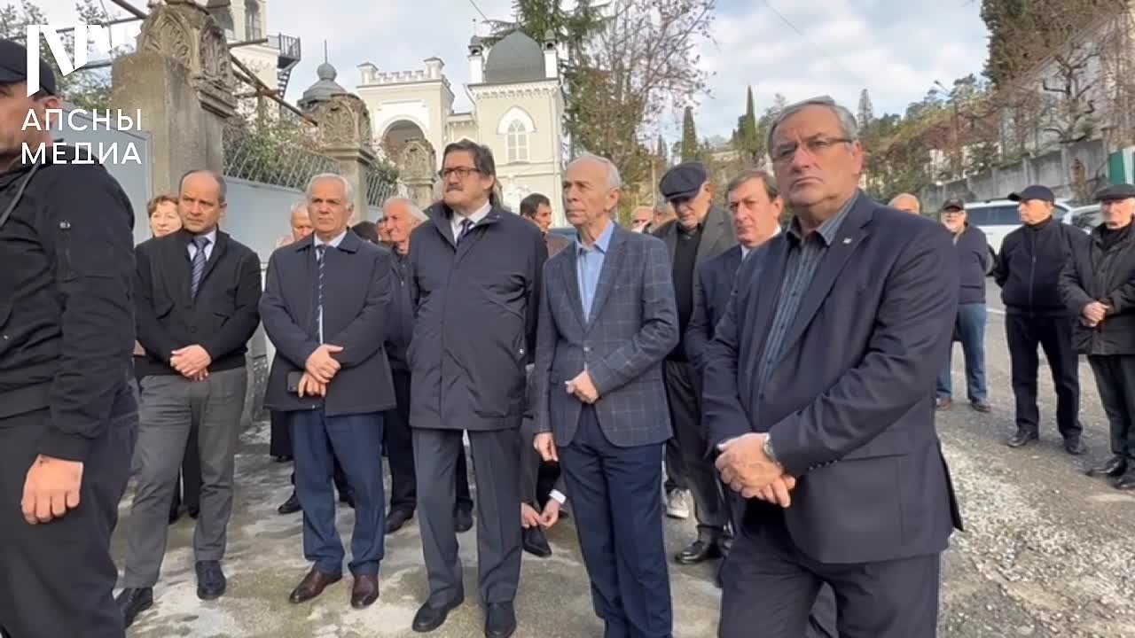 Мемориальную доску установили на доме по улице Генерала Г. Агрба (бывш. ул. Шотландская) в Сухуме, в котором жила академик Маргарита Ладария