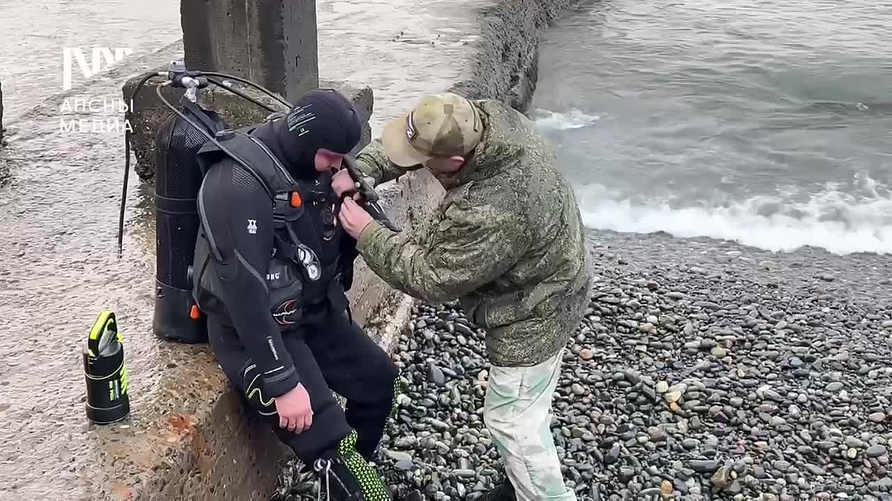 Восемь водолазов задействованы в поисках мужчины в акватории Сухума
