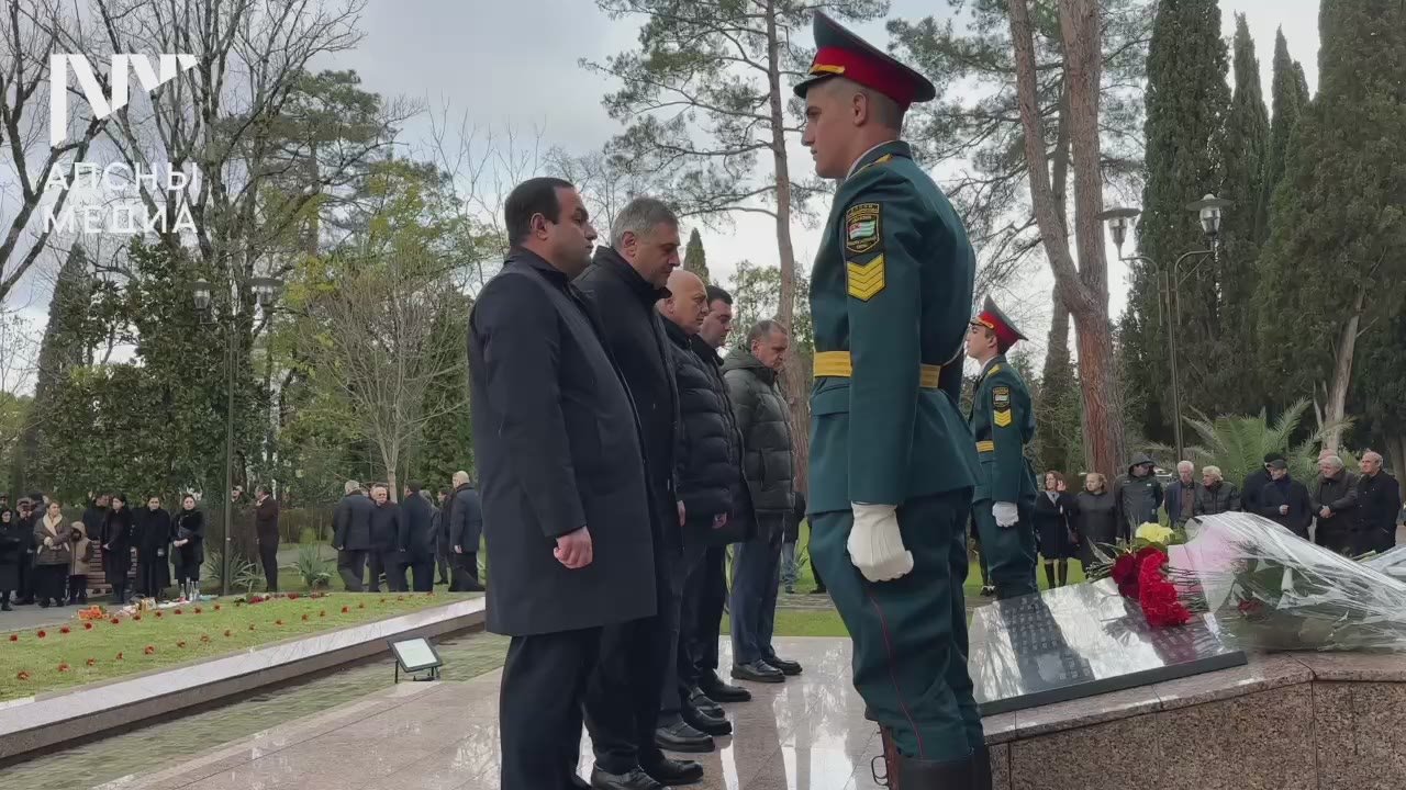 Руководители страны возложили цветы к памятнику жертвам Латской трагедии в Гудауте