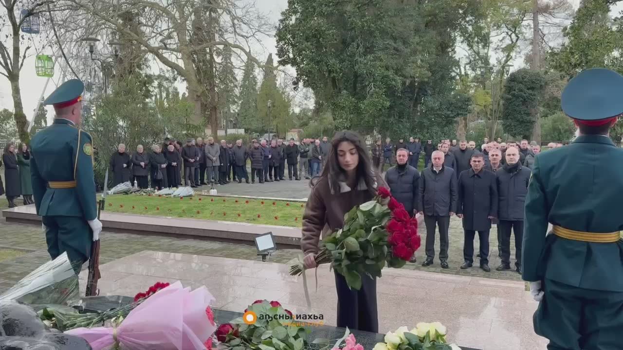 ГЛАВА ГОСУДАРСТВА БАДРА ГУНБА ПОЧТИЛ ПАМЯТЬ ПОГИБШИХ В ЛАТСКОЙ ТРАГЕДИИ У МЕМОРИАЛА В ГОРОДЕ ГУДАУТЕ