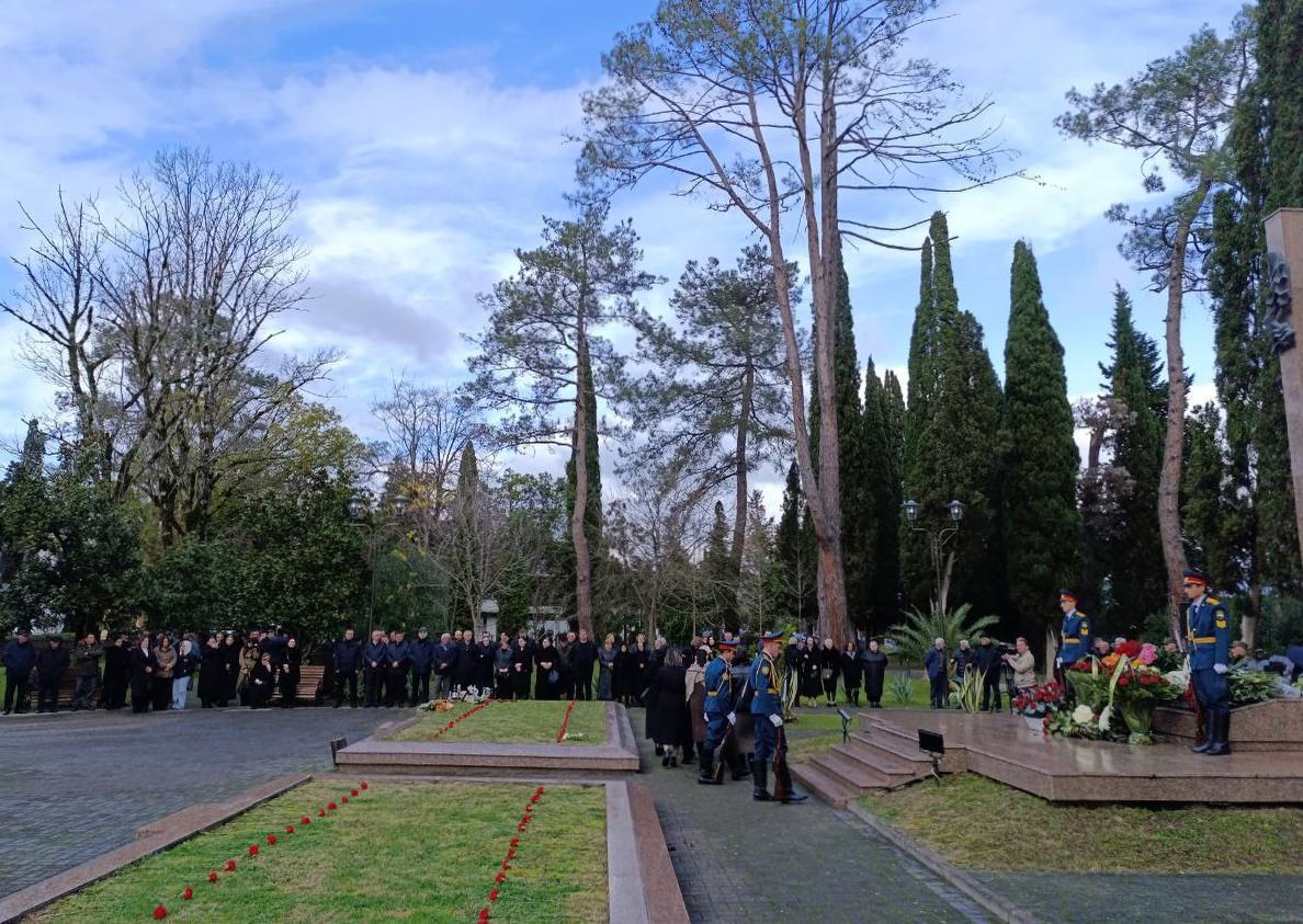 Коллектив представительства Россотрудничества в Республике Абхазия почтил память жертв Латской трагедии